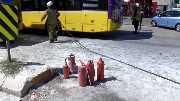 <p>Polis ekipleri, yangından dolayı caddeyi trafiğe kapattı. </p>