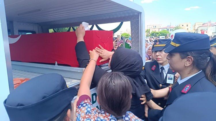 <p>Sabiye Yaman ile evli olan, Kübra (10) ve Göktuğ (3) isminde 2 çocuğu bulunan şehit Yaman için bugün babaevinden alınan helalliğin ardından Edikli Beldesi Merkez Camisi'nde tören düzenlendi. </p>