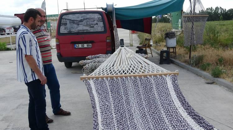 <p>Kaptan, bu öneri üzerine Kütahya-Eskişehir Karayolu üzerinde, İstanbul-Antalya güzergâhı üzerinde bulunan noktalardan birinde aracının içinde tezgâh açarak hamak örmeye başladı.</p>