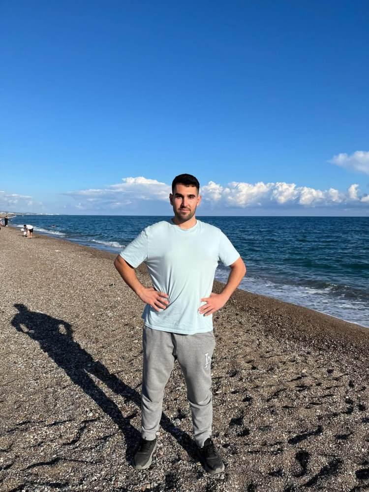 <p>Tartışmanın kavgaya dönüşmesi üzerine eline bıçak alan Mehmet Ateş, Nazife Ateş’i vücudunun çeşitli yerlerinden 14 bıçak darbesiyle bıçakladı, başını kesmeye çalıştı.</p>
<p> </p>