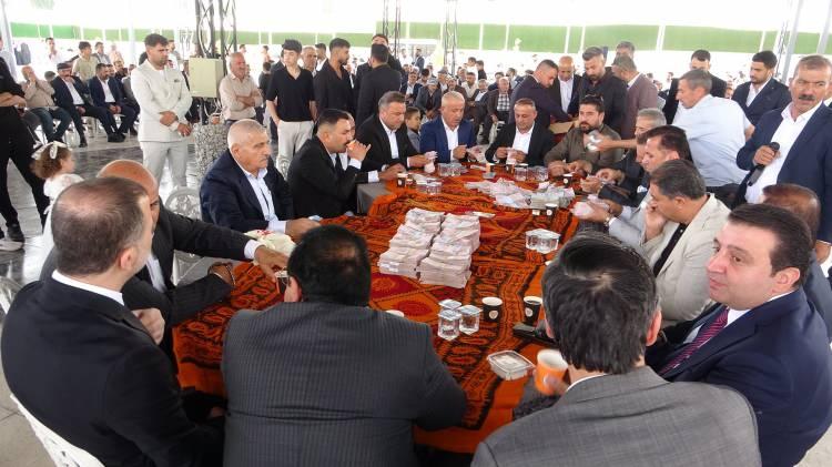 <p>5 bin kişinin katıldığı düğünde; aşiret liderleri, kanaat önderleri, STK temsilcileri, iş adamları, eş, dost ve akrabalar yer aldı. </p>