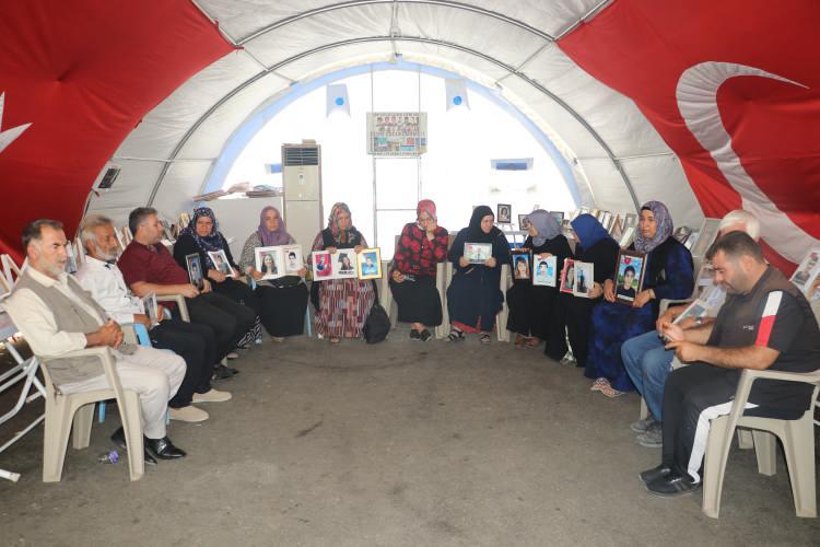 <p>Aileler, ‘Terörsüz Türkiye’ süreci kapsamında Irak’ın Süleymaniye kentinde bir grup terör örgütü PKK üyesinin bugün silahlarını yakıp imha etmesinin umutlarının arttırdığını söyledi.</p>
