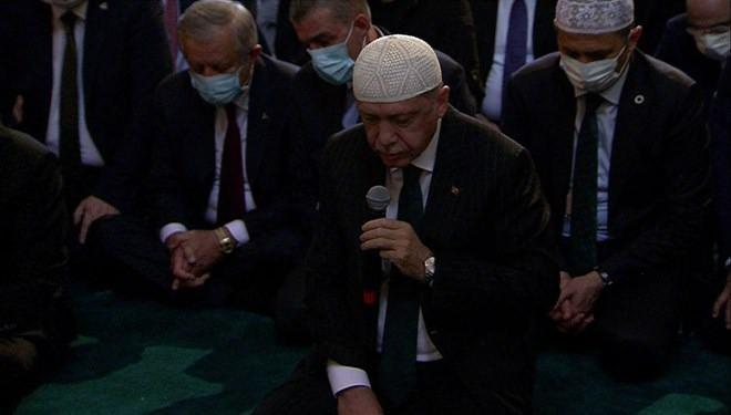 <p>Yılların özleminin bitmesinin ardından Cumhurbaşkanı Erdoğan, kılınan cuma namazıyla 86 yıl sonra ibadete açılan Ayasofya-i Kebir Cami-i Şerifi'nde Kur'an-ı Kerim okudu.</p>
