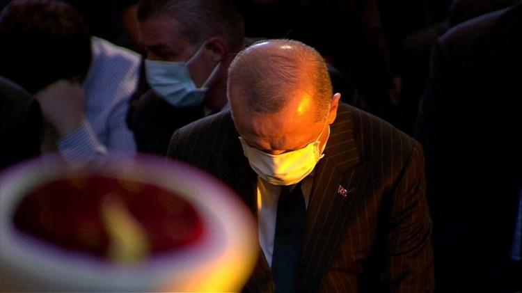 <p>Cumhurbaşkanı Erdoğan, <em><strong>"Atarken en çok heyecan duyduğum imza Ayasofya. Açmak bize nasip oldu. Üstat Necip Fazıl'ın o kararlılığını orada yaşadık. Ayasofya'yı açmak Allah'a hamdolsun bize nasip oldu. Nasıl duygulanmayayım”</strong></em> dedi.</p>
<p> </p>