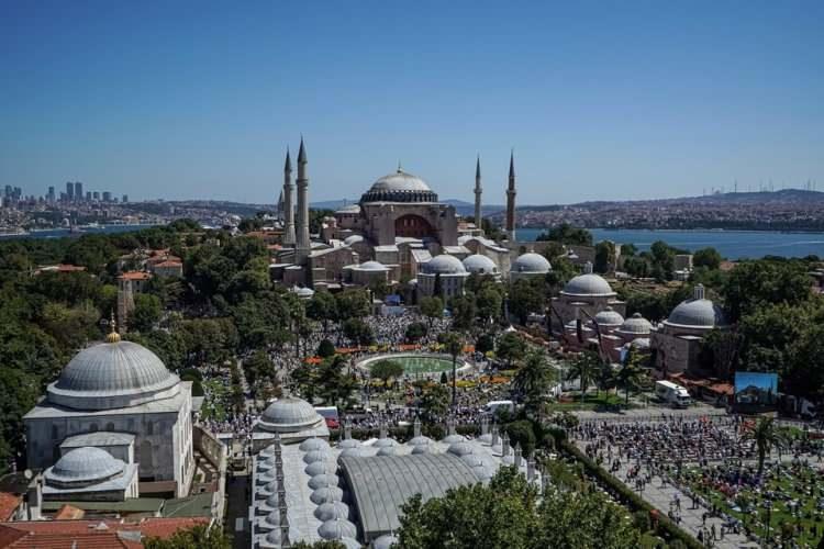 <p>İstanbul'un fethine kadar 916 yıl kilise, 1453'ten itibaren de cami olarak kullanılan Ayasofya, 1934'te alınan karar üzerine 86 yıl müze olarak hizmet verdi.</p>
<p> </p>