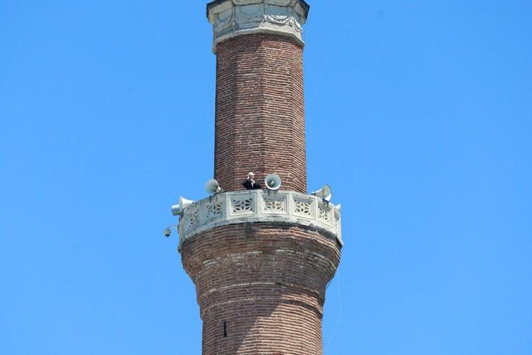 <p>Daha sonra Ayasofya-i Kebir Cami-i Şerifi'nin 4 minaresinde 4 müezzin birlikte sela okuduğu anlar tarihi olarak kayıtlara geçti. <strong></strong></p>
<p> </p>