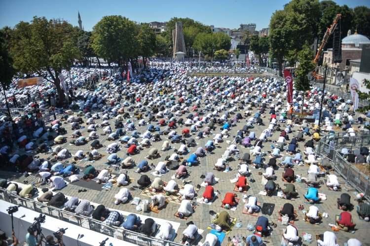 <p>Ayasofya Camii'ndeki namaza 350 bin kişinin katıldığı açıklanmıştı. </p>
