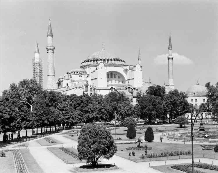 <p>Fetihle birlikte camiye dönüştürülen ve 481 yıl cami olarak hizmet veren Ayasofya, 1930’lu yıllarda restorasyon çalışmalarının başlamasıyla halka kapatılmıştır.</p>
<p> Ardından, 24 Kasım 1934 tarihli bir Bakanlar Kurulu kararıyla müzeye dönüştürülmüştür.</p>