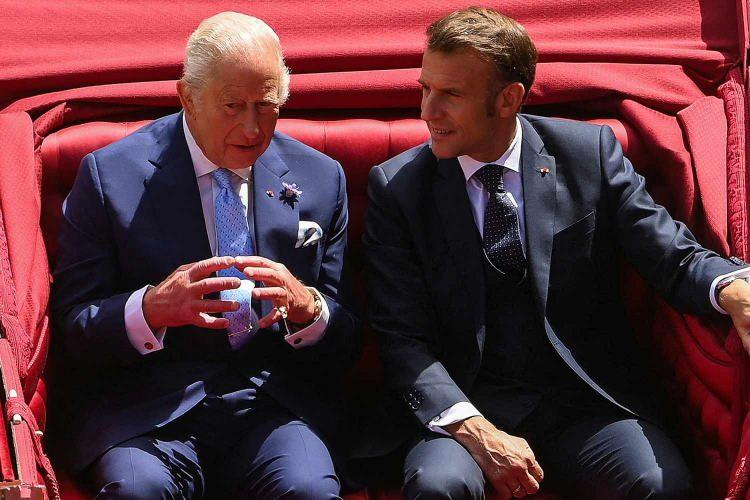 <p><span style="color:#000000"><strong>17 yıl aradan sonra devlet ziyareti için İngiltere'ye gelen ilk Fransa Cumhurbaşkanı olan Macron ve eşini, İngiltere Kralı III. Charles ve eşi Kraliçe Camilla Windsor Kalesi'nde ağırladı.</strong></span></p>
