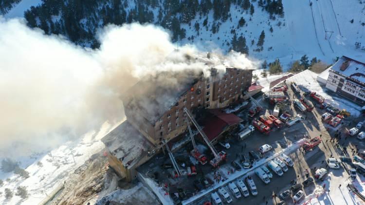 <p>Hacıbekiroğlu, araçların garajdan çıkarıldığı iddiasına ilişkin, "AFAD ya da itfaiye hangisini olduğunu bilmiyorum, yangının garaja sıçraması durumunda patlama olabileceğini ve garajın boşaltılması gerektiğini söylediğini kayak hocası bana iletti." dedi.</p>
<p> </p>
