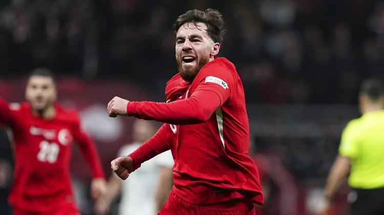 <p>Profesyonel futbolculuk kariyerinde Feyenoord ve Benfica formaları giyen 24 yaşındakş futbolcunun güncel piyasa değeri 30 milyon Euro. </p>