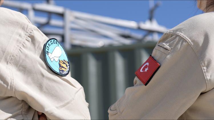 <p>Ürünü yere bağlayan ip hem hafifleştirilmiş hem de içine fiber optik kablaj konumlandırılarak yerli imkanlarla imal edilmiş ilk ürün olma özelliği taşıyor. Taşınan faydalı yükün tüm dijital verilerinin fiber optik kabloyla yer kontrol ünitesine aktarımı sağlanarak olası bir elektronik saldırıda ürüne ait yazılımlara zarar verilmesi ve/veya ürüne ait yazılıma sızılması engellendi.</p>

<p> </p>
