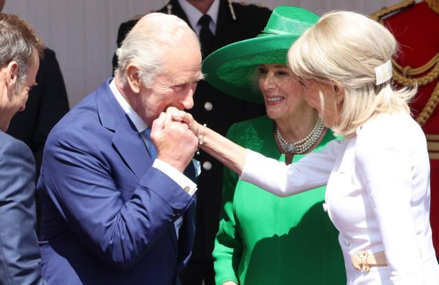 <p><span style="color:#FF0000"><strong>KRAL CHARLES'IN GÖZÜNE NE OLDU?</strong></span></p>
<p><span style="color:#000000"><strong>Windsor Kalesi'nde düzenlenen resmi karşılama sırasında Kral Charles'ın gözündeki damar patlaması vatandaşları endişelendirdi.</strong></span></p>