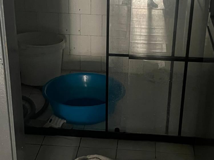 <p><span style="color:#A52A2A"><strong>3 KARDEŞ AKIMA KAPILDI</strong></span></p>
<p>Annelerinin banyo yaptırdığı 3 kardeş olan; H.K., N.K., A.K.'nın içinde bulunduğu leğene duş başlığı düştü.<strong> Bir anda akıma kapılan çocukları fark eden yakınları, </strong>112 Acil Çağrı Merkezi'ne ihbarda bulundu.</p>