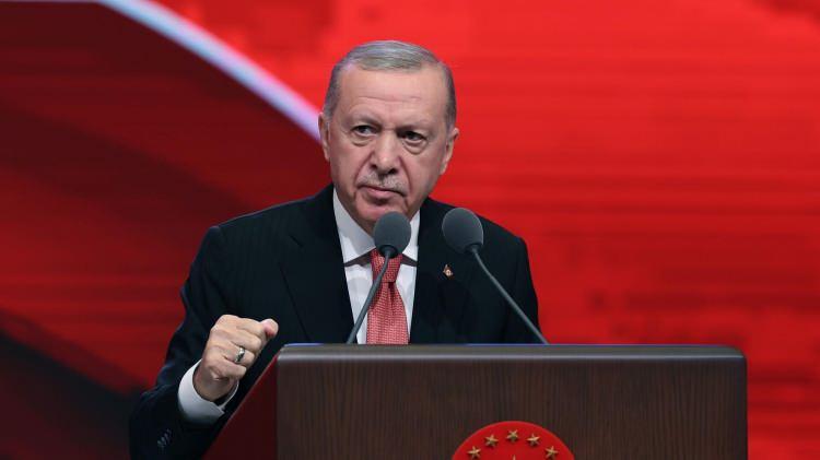 <p><span style="color:#B22222"><strong>CUMHURBAŞKANI ERDOĞAN'IN SIRASI DİKKAT ÇEKTİ!</strong></span></p>
<p> </p>
<p>Uzun süreli liderlik ve jeopolitik hamleler, bu liderlerin performanslarını ve dünya üzerindeki etkilerini belirleyen önemli faktörler arasında yer aldı. Cumhurbaşkanı Erdoğan'ın sıralamadaki yeri ise dikkat çekti.</p>
<p> </p>
<p><strong>Yapay zeka aşağıdaki bilgiler doğrultusunda son 20 yılın en başarılı dünya liderlerini sıraladı</strong>.</p>