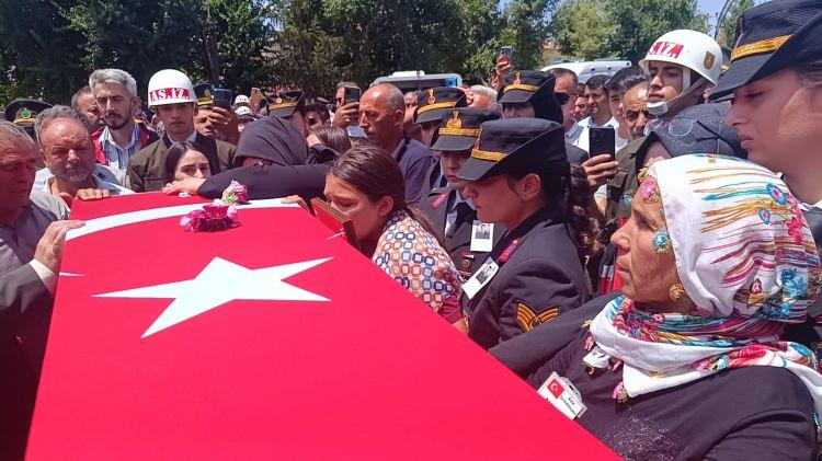 <p>Şehidin yakınları, uzun süre tabutuna sarılıp gözyaşı döktü. </p>