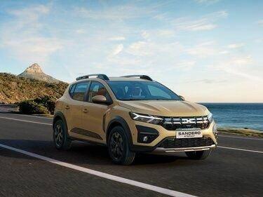 <p><span style="color:#B22222"><strong>4) DACİA SANDERO</strong></span></p>