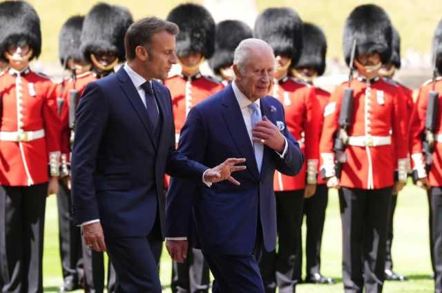 <p><span style="color:#000000"><strong>Fransa Cumhurbaşkanı Emmanuel Macron ve eşi Brigitte Macron, üç günlük resmi ziyarette bulunmak üzere soluğu İngiltere'de aldı. </strong></span></p>