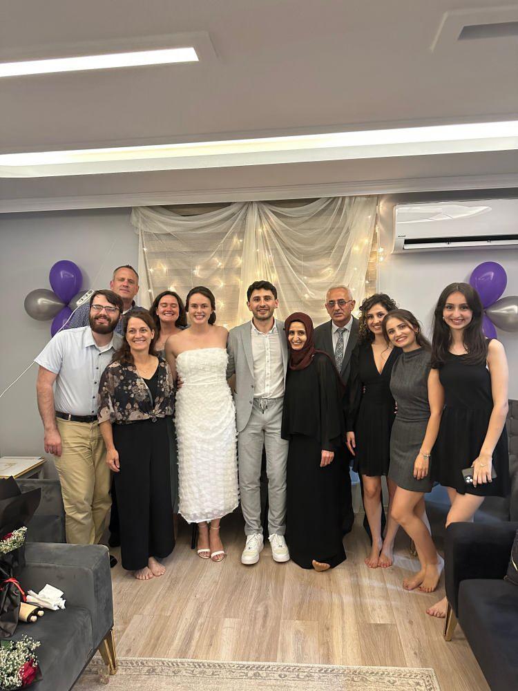 <p>Trabzonlu veri analisti Ersin Kaan Aygün (30), ABD'de tanıştığı Amerikalı öğretmen Emily Halderson (27) ile Araklı ilçesinde yapılan düğünle dünyaevine girdi.</p>