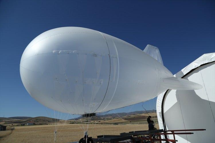 <div>Aerostat sistemi, yere bağlı olarak 120-1000 metre irtifa değerlerinde görev yaparken, bulunduğu irtifanın seviyesine göre belli bir kapsam alanında ufuk çizgisini daha yukarıdan görmeyi sağlıyor.</div>
<div> </div>