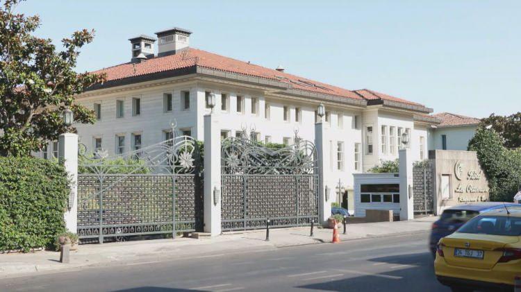 <p>İstanbul Boğazı'nda bazı işletmelerde kaçak katlar, izinsiz teraslar, çatı açmaları tespit edildi. İBB encümen kararıyla kaçak yapılar hakkında yıkım kararı verildi. </p>