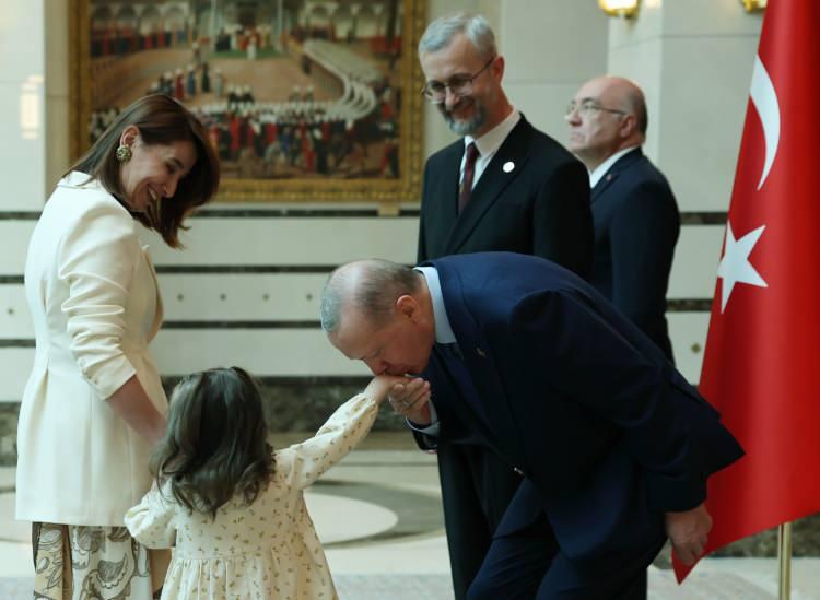 <p>O fotoğraf.</p>
<p><em>(Cumhurbaşkanı Erdoğan, güven mektubunu sunan Ukrayna Büyükelçisi Nariman Celalov'un küçük kızının elini öptü.)</em></p>