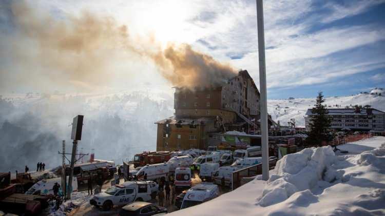 <p><strong>BABASINI SUÇLADI</strong></p>
<p>Eşinin geldiğini, kendisini, ablasını ve çocukları alarak Bolu'ya götürdüğünü belirten Hacıbekiroğlu, "Otel sahibi olarak orada değildim, çocuklarımla tatil yapmak için oraya gittim. Böyle bir trajedinin yaşanması beni derinden üzüyor. Şirkette 5 kişinin bulundurulması zorunluluğu dolayısıyla babam, avukatın yönlendirmesiyle ablamı, beni ve bir kuzenimizi yönetime almış. Hiçbir görevimiz, yetkimiz ve sorumluluğumuz yoktur." açıklamasında bulundu.</p>
<p> </p>