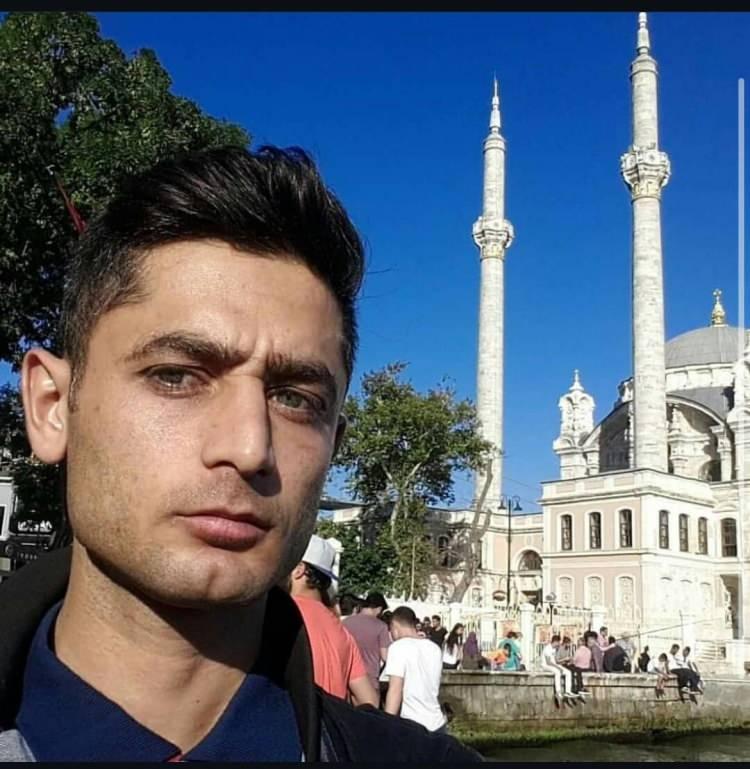 <p><span style="color:#A52A2A"><strong>AİLE TEHDİT EDİLDİ</strong></span></p>
<p>Şüphelinin oğlunun üzerine benzin döküp yaktığını söyleyen baba Sanduvaç, <strong>"Olaydan sonra metronun çıkışında Ahmet'i çeviriyor. ‘Beni neden şikayet ettin, şikayetini geri çek' diye zorbalıyor. Daha sonra kenara, kameraların görmediği bir köşeye alıyor. Ahmet'in üzerine benzin döküyor. Benzini nasıl, nereden tedarik etti, bu da muamma zaten. Etraftaki duyarlı insanlar, esnaflar üzerine kovalarla soğuk su dökmüşler. Yandıktan sonra biz tekrar tehdit almaya başladık. Amcası gelip kendi binamızın kapısının önünde oturan hanımlarımıza, kızlarımıza ağza alınmayacak kelimeler, mahrem dışı davranışlarda bulunmuş, insancıl olmayan davranış sergilemiş. Tehdit edip tükürmüş, ağır sözcükler kullanıp gitmiştir. Korku mu veriyorlar anlamadık."</strong> şeklinde konuştu.</p>