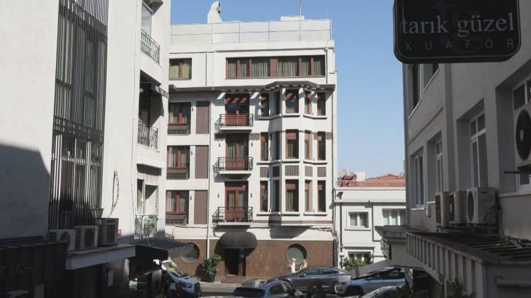 <p><strong>ARALARINDA ÜNLÜ OTEL VE RESTORANLAR VAR</strong></p>
<p>Çalışmalar sonucunda, Boğazdaki bazı işletmelerde kaçak katlar, izinsiz teraslar, çatı açmaları gibi aykırılıklar tespit edildi. Kaçak yapılaşma daha sonra İstanbul Büyükşehir Belediyesi'nin gündemine geldi. Tutulan rapor ve tutanaklar incelendi.</p>