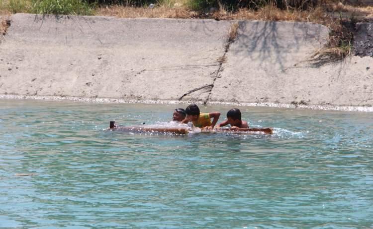<p>Adana’da etkisini gösteren kavurucu sıcaklar nedeniyle her yaz onlarca kişinin ölümüne sebep olan kanallara giren bazı çocukların eski bir koltuğu kayık gibi kullandığı anlar kameralara yansıdı.</p>
<p> </p>