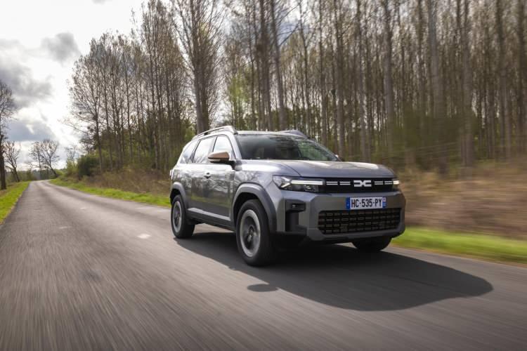 <p><strong>Türkiye Renault’nun stratejik üretim üssü oluyor</strong></p>
<p>Renault, Uluslararası Oyun Planı 2027 kapsamında uluslararası pazarlara odaklanarak, 3 milyar Euro’nun üzerinde bir yatırımla sekiz yeni model sunacak. 2023 yılının Aralık ayında Türkiye’de düzenlenen toplantıda, bu modellerden dördünün OYAK ve Renault iş birliğiyle Türkiye’de üretileceği kamuoyuna duyurulmuştu.<br />
<br />
<br />
Marka, yüksek katma değerli C ve D segmentlerindeki varlığını güçlendirmeyi hedeflerken, Türkiye bu stratejinin merkezine yerleşiyor. Renault Duster’ın üretiminin ardından, şimdi de Renault Boreal’in Türkiye’de üretilecek olması, bu dönüşüm stratejisinde önemli bir kilometre taşı olarak öne çıkıyor.<br />
<br />
<br />
Boreal’in üretimiyle birlikte, Renault’nun küresel üretim ağı içerisinde Türkiye’nin rolü daha da güçlenmiş olacak.</p>