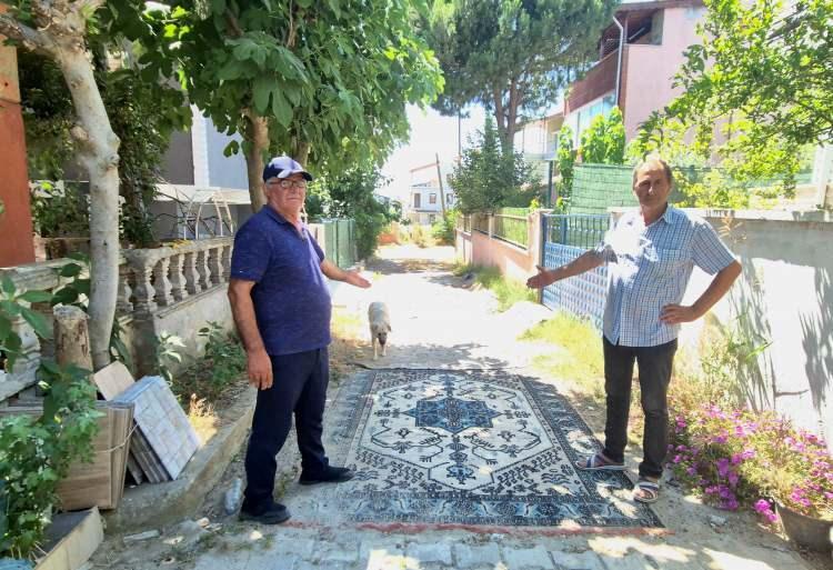 <p>Tekirdağ'ın yazlık ilçesi Marmaraereğlisi'nde vatandaşın yıllardır devam ettiğini ileri sürdüğü yol çilesi, sokağa halı serilerek çözülmeye çalışıldı.</p>
