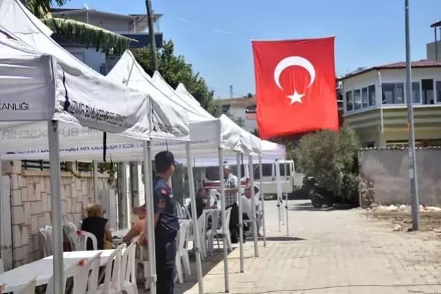 <p><strong><span style="color:rgb(178, 34, 34)">TAZİYE ÇADIRI KURULDU</span></strong></p>
<p>Şehadet haberi Akhisar Kaymakamı Mustafa Can ve beraberindeki ekip tarafından verildi. Şehit ailesinin İzmir'deki evinin sokağına ve Manisa'daki annesinin evi ile sokağa Türk bayrakları asıldı. Evlerin önüne taziye çadırı kuruldu.</p>
<p> </p>
<p> </p>