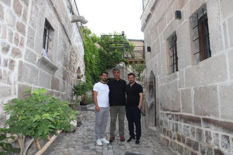 <p><span style="color:rgb(51, 51, 51)">Mustafa Halıcıoğlu; "İçinde bulunduğumuz mekan babama babasından, bize de babamızdan kaldı. Buralar zaman içerisinde terk edildi, burada yaşayanlar köyün diğer taraflarına gittiler. Babamın evine de 20 yıl kadar dokunmamıştık, orası da boş kalmıştı. Baba ocağı tütsün amacıyla gelerek buraları restore ettirdik. Bu mağaraların içi moloz doluydu, temizledik. Buraları gün yüzüne çıkardık, bir nevi tarih ortaya çıktı. Böyle olunca biz de mutlu olduk. İstiyorum ki burayı dünya görsün. Köyümüzün Mimar Sinan gibi çok büyük bir değeri var. Mimar Sinan buralarda gezmiştir, buralarda ayak izi vardır, çünkü evi 50 metre ileride. Onun için bu tarihe sahip çıkılması gerekiyor. Tabi her şeyi devletten beklememek gerekiyor. Herkes </span><strong>dede</strong><span style="color:rgb(51, 51, 51)">sinden kalan, babalarından kalan evlere köylümüz sahip çıksa, buraları turizme kazandırsa, gelecek nesillere bir şeyler kazandırsa. Buralarda sonradan vurulmuş bir kazma izi bulamazsınız. Sadece burada temizlik yaptık. 2 bin yıl önceki kazma izi, el izi ne ise halen aynı şekilde duruyor. Günümüze ve bizden sonraki tarihe aktarmaya çalışıyoruz" dedi.</span></p>