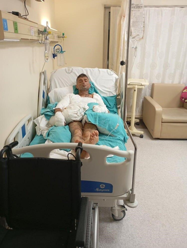 <p>Öte yandan, Ahmet Sanduvaç'ın yandıktan sonra yarı çıplak halde evine geldiği anlar güvenlik kamerasına yansıdı. Şüphelinin amcasının Sanduvaç ailesini tehdit ettiği anlar da kemaraya yansıdı.</p>