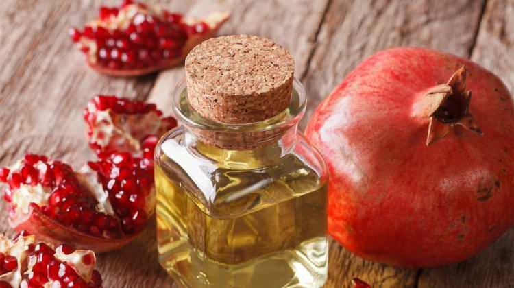 <p><span style="color:#FF0000"><strong>NAR ÇEKİRDEĞİ YAĞI</strong></span></p>

<p><span style="color:#000000"><strong>Potasyum, çinko, kalsiyum, fosfor, magnezyum ve demir açısından zengin olan ve enerji tüketimini zirveye çıkaran kaynakları barındıran nar çekirdeği yağı, oldukça faydalıdır. Ancak yalnızca çekirdeği değil narın kendisini tüketmekte bu noktada önemli.</strong></span></p>
