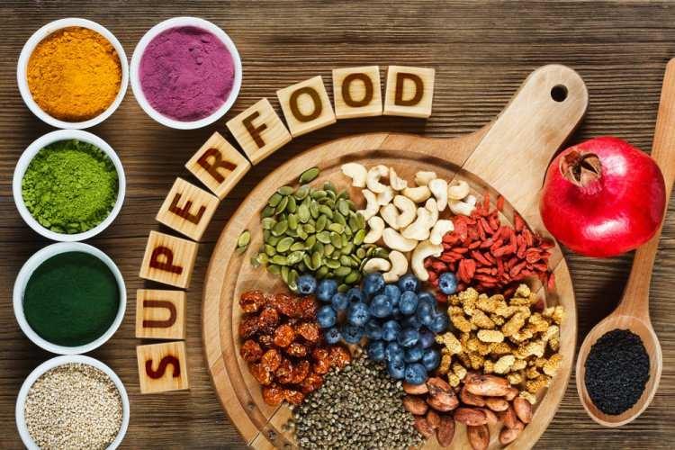 <p><strong><span style="color:#0000FF">"Süper besinler" kavramını son zamanlarda sık sık duyuyoruz. Sağlık için faydalı olduğu düşünülen bileşikler (antioksidanlar, lif veya yağ asitleri gibi) açısından zengin besinler genellikle 'süper besin' olarak karşımıza çıkmaktadır. Ancak bu besinler gerçekten de mucizevi bir etkiye mi sahip, yoksa tamamen bir aldanmanın ya da pazarlamanın ürünü mü? </span></strong></p>
