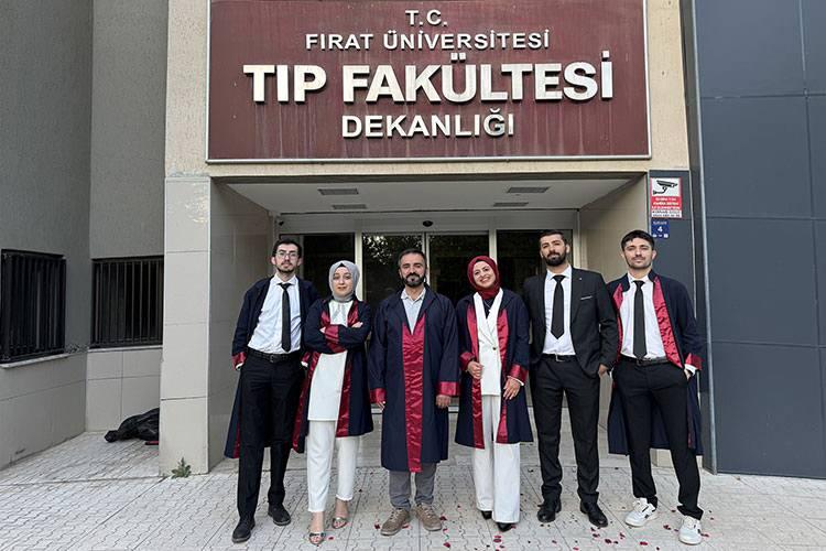 <p><span style="color:#800000"><strong>TIP FAKÜLTESİNİ KAZANDI</strong></span></p>

<p><span style="color:#000000">Ortaokul döneminden itibaren İbn-i Sina'nın başta tıp olmak üzere bilimin her alanında ortaya koyduğu çalışmalarından etkilendiğine vurgu yapan Mehmet Ekinoğlu, yeniden üniversite sınavlarına katılarak Fırat Üniversitesi (FÜ) Tıp Fakültesinini kazandı. Ekinoğlu küçük oğlunun yaşadığı sağlık sorununun da bu kararı vermesinde etkili olduğunu belirtti. </span></p>
