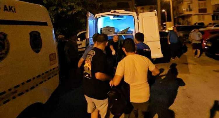<p>Antalya'nın Manavgat ilçesine bağlı Salkım Evler Mahallesi 3523 Sokak'ta yer alan bir apartmanda dün saat 02.00 sıralarında vahşet yaşandı. </p>