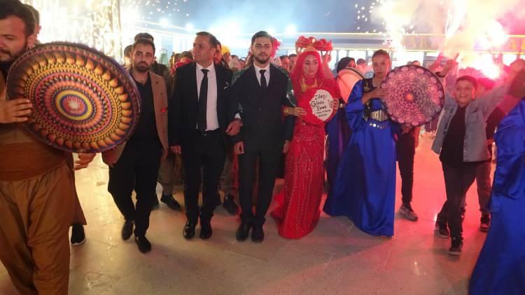 <p>Van’da Pinyanişi aşireti mensubu iş insanı Kerem İnan’ın oğlu Yasin İnan ve Giravi aşireti mensubu iş insanı Emin Bozdemir’in kızı Zilan Bozdemir'in düğününde geline 1 buçuk kilo altın, damada 7 buçuk milyon lira takıldı.</p>
<p> </p>
