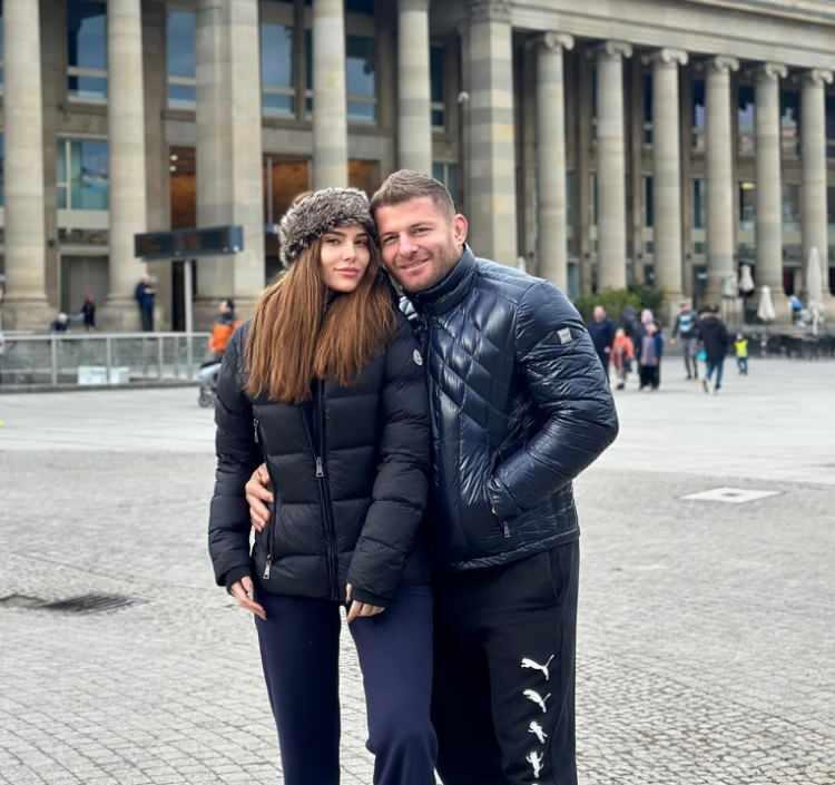 <p><span style="color:#000000">Anne baba olmaya gün sayan İsmail Balaban ve İlayda Şeker, uzun zamandır bekledikleri minik kızlarına kavuştu. </span></p>
