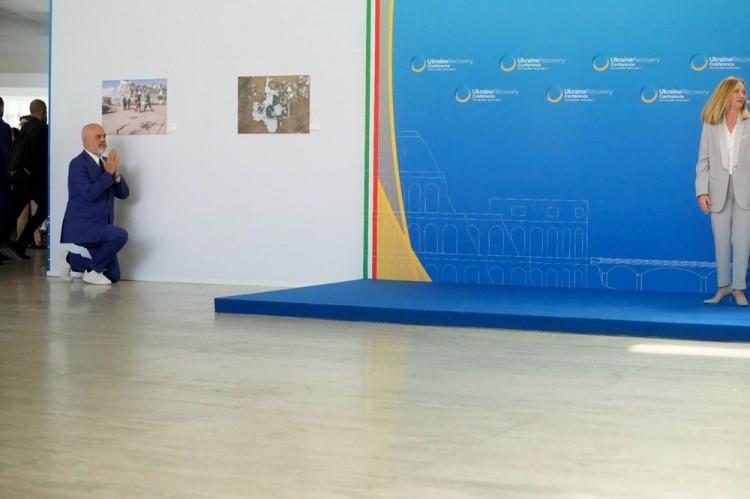 <p><strong>AÇILIŞA DAMGA VURDU</strong></p>
<p> </p>
<p>Arnavutluk Başbakanı Edi Rama, "Ukrayna İyileşme Konferansı" kapsamında Roma'yı ziyaret etti.</p>
<p> </p>
<p>Konferansın açılışına Rama ile İtalya Başbakanı Giorgia Meloni arasındaki selamlaşma damga vurdu.</p>
<p> </p>