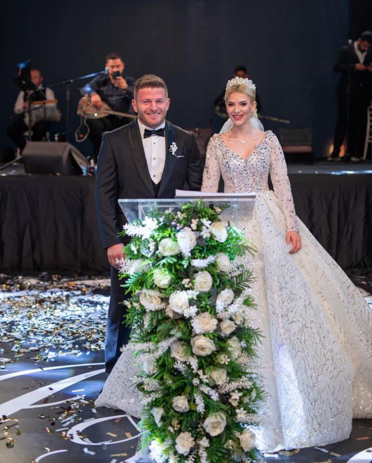 <p><span style="color:#800000"><strong>MUTLU HABERİ TAKİPÇİLERİYLE PAYLAŞTILAR</strong></span></p>

<p><span style="color:#000000">Sosyal medyadan paylaştıkları fotoğraflarla mutlu birlikteliklerini sevenleriyle de paylaşan çift bir süre önce bebek beklediklerini duyurmuştu. </span></p>
