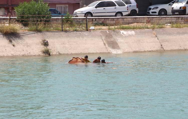 <p>Yüksek nemin etkisiyle özellikle öğle saatlerinde hissedilen sıcaklığın 40 dereceleri aştığı kentte bazı gençler ve çocuklar, her yaz onlarca kişinin ölümüne neden olan ve yetkililerin sık sık uyarılarda bulunup, girilmemesi yönünde afişler astığı sulama kanallarında serinledi.</p>
<p> </p>