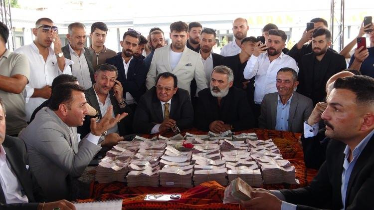 <p><strong>"Bizi bu mutlu günümüzde yalnız bırakmayan bütün eş, dost ve akrabalarımıza sonsuz teşekkürlerimizi iletiyorum. </strong></p>