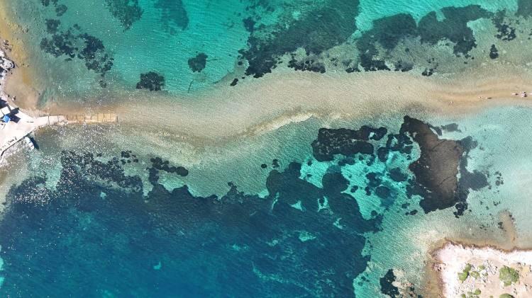 <p>Katılımcılar, Yalancı Boğaz üzerinden, deniz seviyesinin yürümeye elverişli olduğu dar bir geçidi kullanarak Maden Adası’na ulaştı. </p>