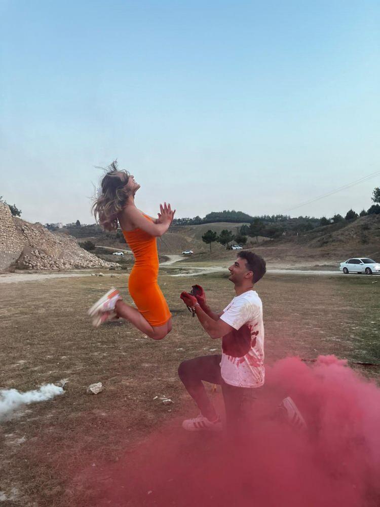 <p><span style="color:#800000"><strong> "EVET" DEDİ</strong></span></p>
<p><span style="color:#000000">Genç kadın, sevgilisinin yaptığı bu sürpriz evlilik teklifinde önce korku dolu anlar yaşadı, daha sonra da heyecan ve mutlulukla ‘Evet’ diyerek kabul etti.</span></p>