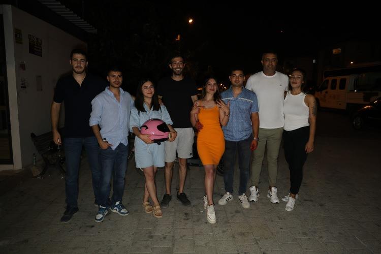 <p><span style="color:#800000"><strong>ÇİFT VE ARKADAŞLARI KARAKOLA GÖTÜRÜLDÜ</strong></span></p>
<p><span style="color:#000000">Olay yerine sevk edilen polis ekibini görünce şaşkına dönen Karakaya, Gümüş ve arkadaşları, gerçeğin farklı olduğunu anlatmaya çalışsalar da ifadeleri alınmak üzere Yüzüncüyıl Polis Merkezi'ne götürüldü. Karakolda ifadeleri alınan çift ve arkadaşları daha sonra serbest bırakıldı.</span></p>