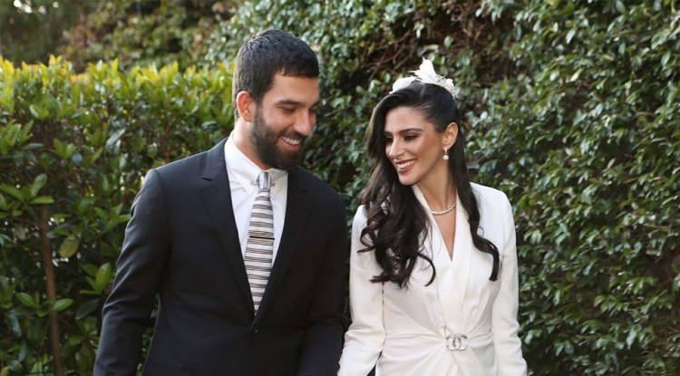 <p><em><strong>Teknik direktör ve eski futbolcu Arda Turan'ın eşi Aslıhan Doğan Turan, lüks markalara ait geniş çanta koleksiyonuyla dikkat çekti.</strong></em></p>