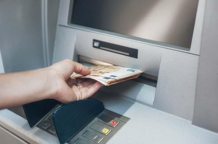 <p>Banka ATM'lerinden limitler üzerinde para çekilmesi halinde bankaya komisyon ödenmesi gerekiyor.</p>